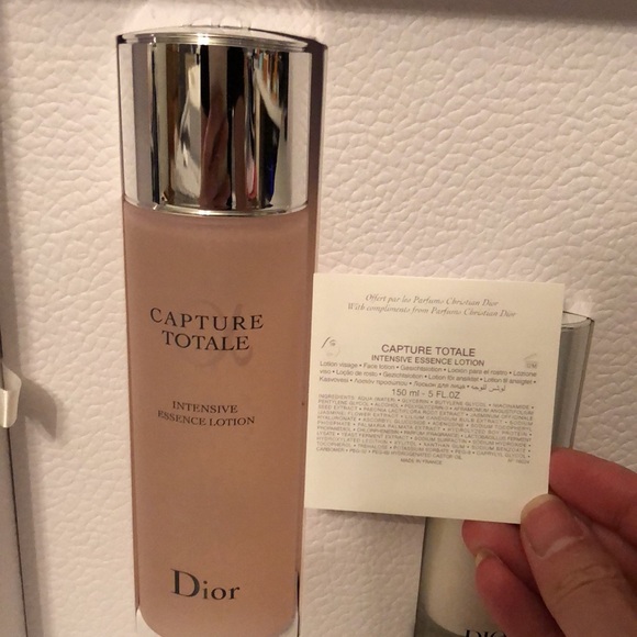 Dior Capture Totale 3 full size skincare and towel set - Picture 2 of 14